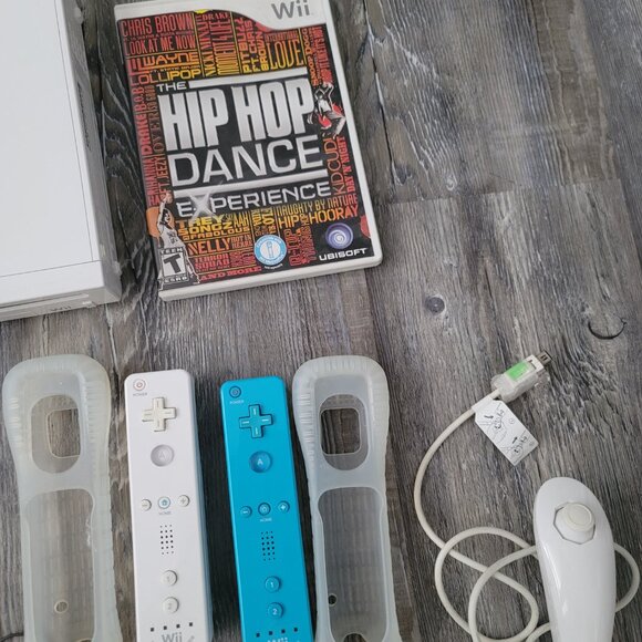 Wii game console with accessories and game - Picture 6 of 9